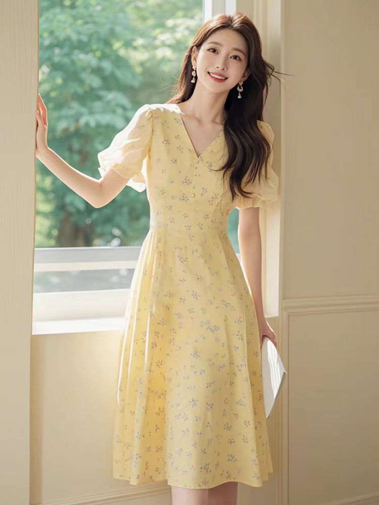 Váy maxi hoa vàng cổ chữ V thắt eo phong cách Pháp — Hoa vàng