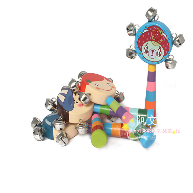 Artesanías de madera bebé juguetes niños de dibujos animados de educación temprana instrumento musical de doble cara con campana sonajero al por mayor