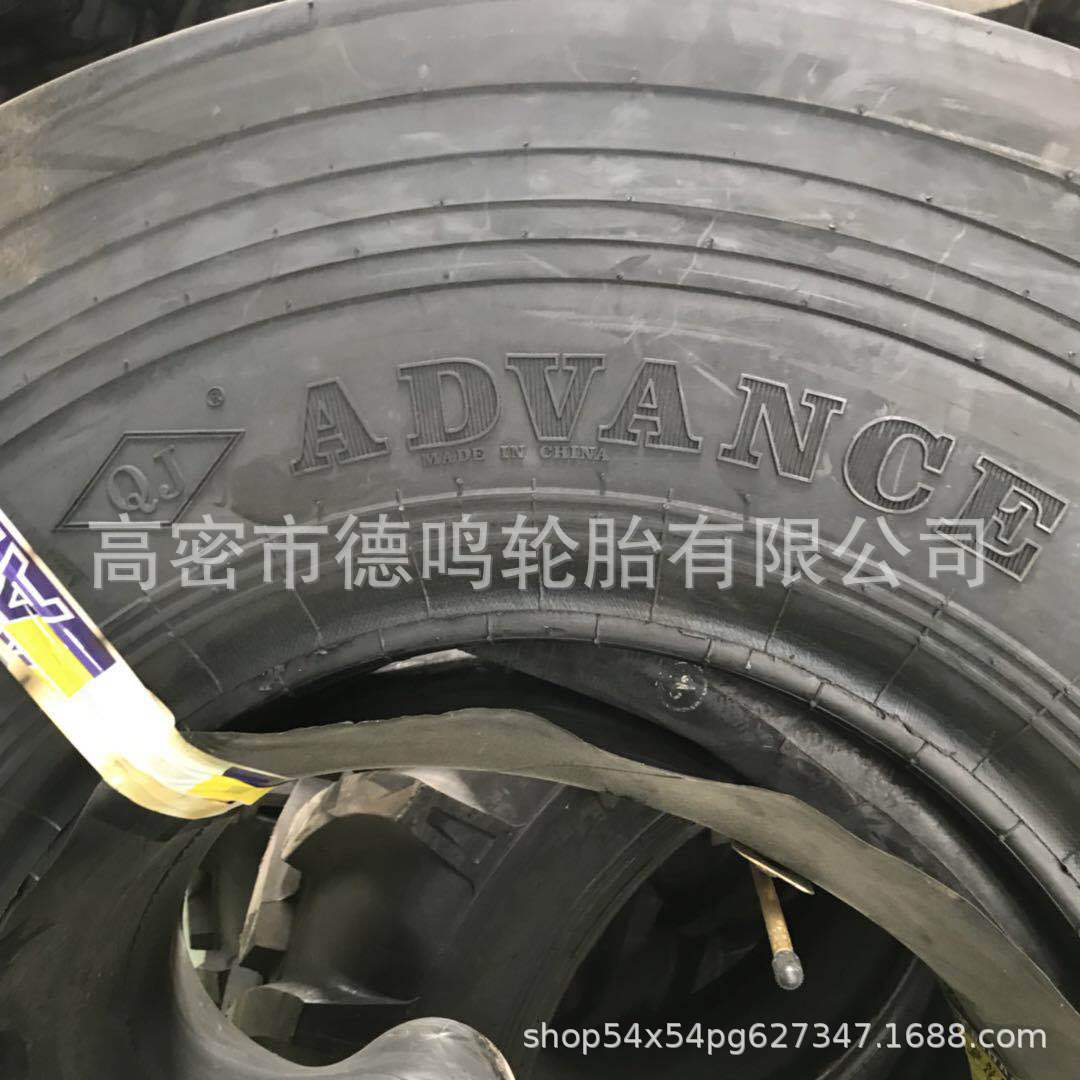 Suministro Fengshen Smooth Roller neumático 11.00-20 maquinaria de ingeniería neumático 1100-20 neumático Placa de luz