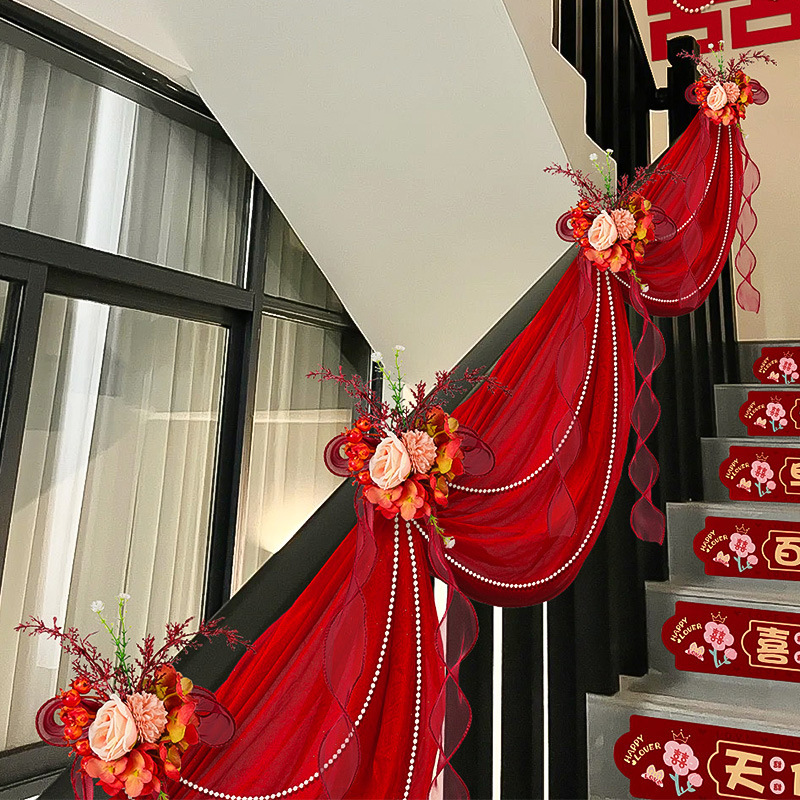結婚階段手すり飾りガーゼ結婚部屋セット男女のリビングルームの結婚式のシーンに蝶結びの花を飾っています。|undefined