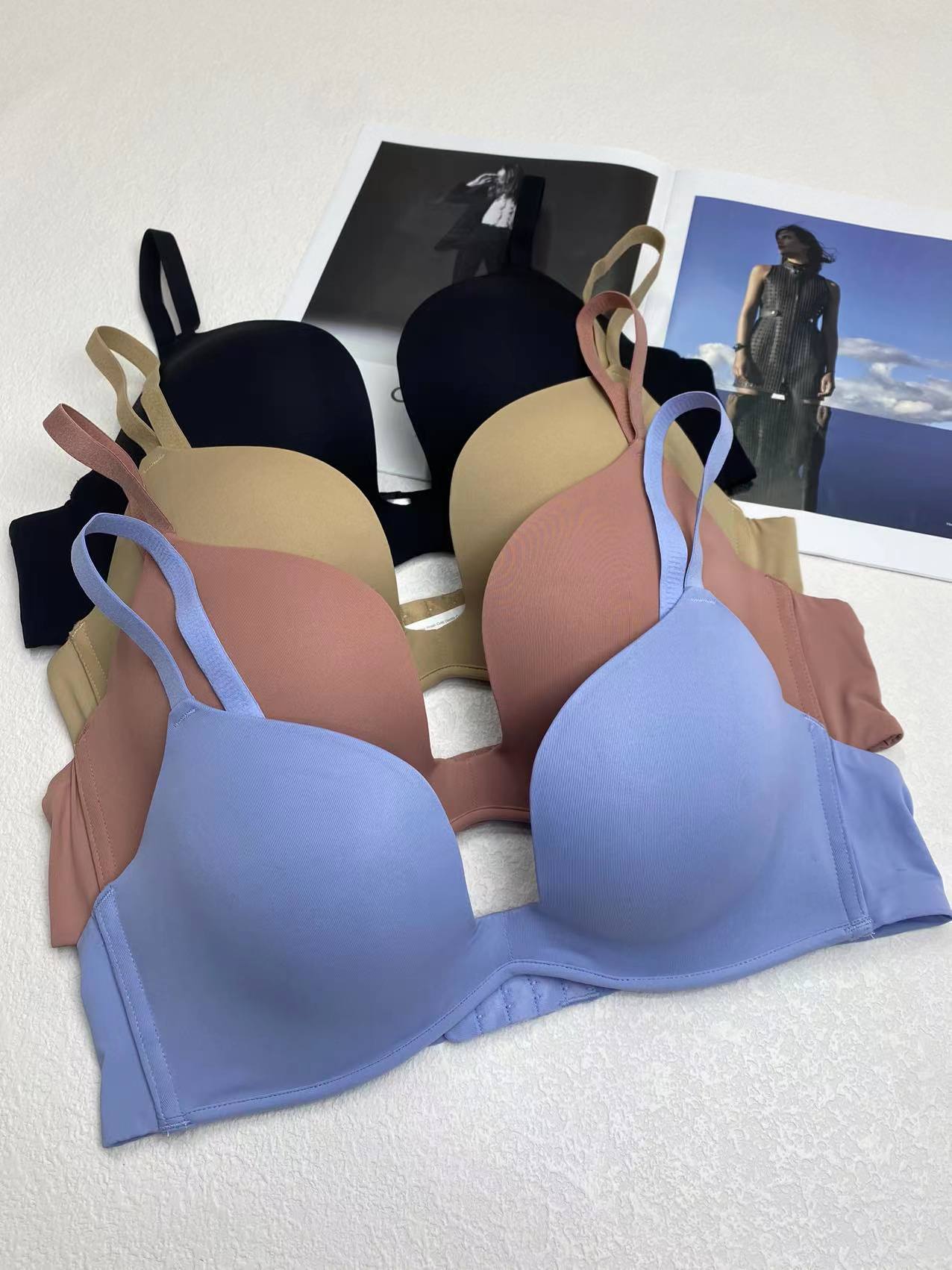 Cruzar la frontera del sudeste de Asia estilo japonés estilo francés cómodo push up francés triángulo taza de ropa interior sin costuras sujetador delgado de las mujeres sin anillo de acero