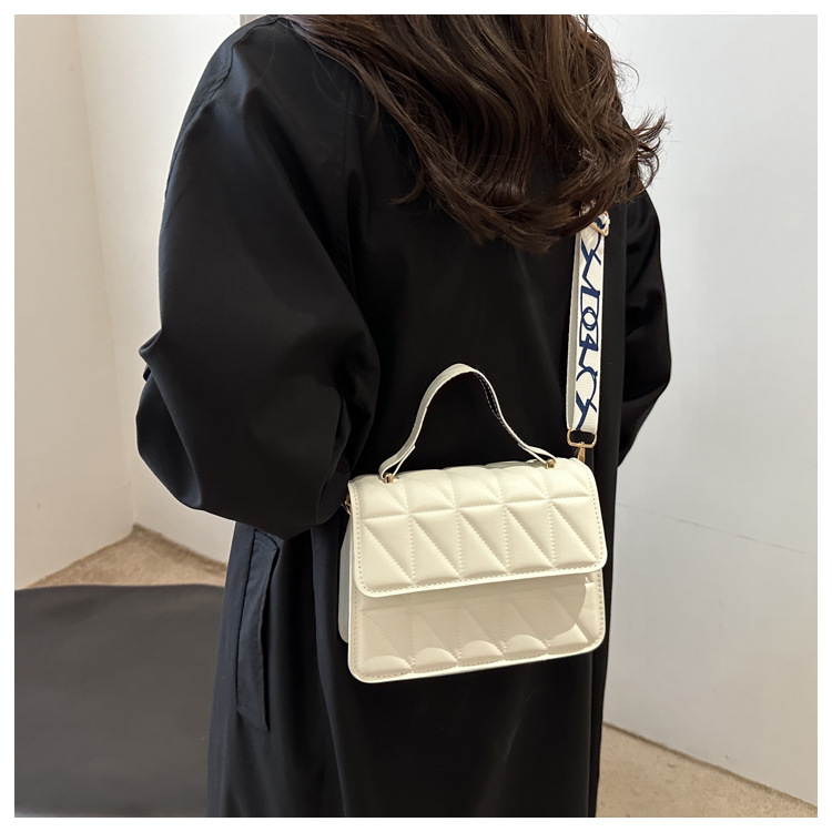 A stylish and simple diamond-shaped small square bag for the autumn and winter of 2024, featuring a solid color and a trendy single-shoulder bag for women undefined