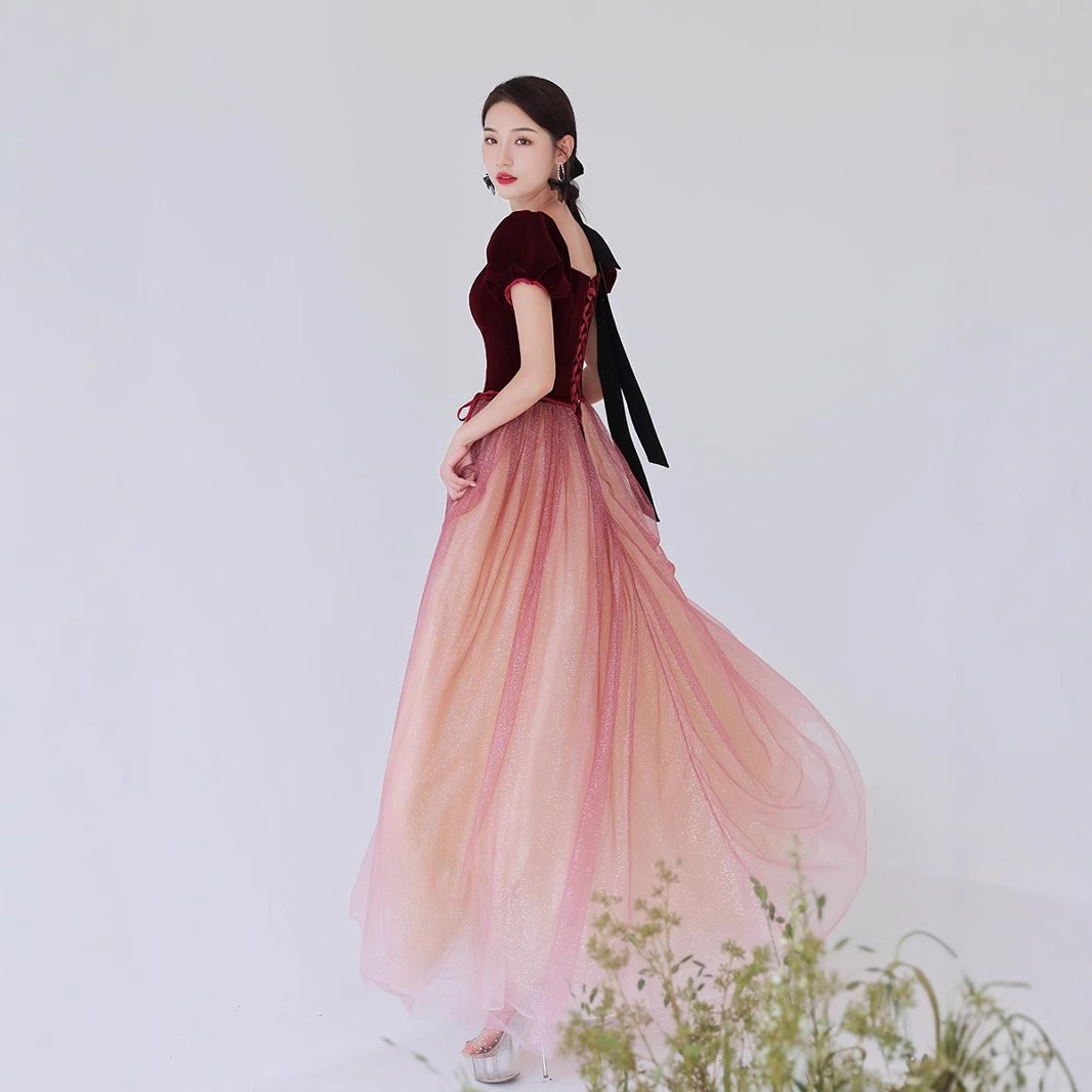 Vestido de novia de terciopelo estilo Hepburn para el verano 2026, nuevo modelo petite, estilo princesa, para compromiso, fuente de suministro. image 5