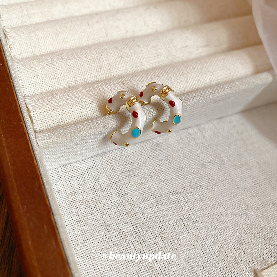 Pendientes irregulares en forma de C con aguja de plata goteando aceite Pendientes de estilo nuevo para mujer 2025 Pendientes de temperamento de alta calidad Diseño de nicho