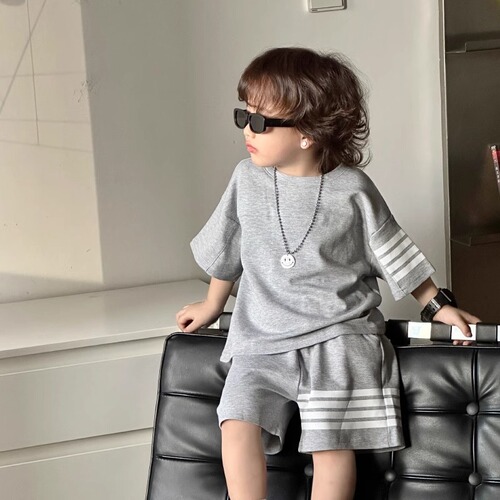 Boys' Korean-style sporty summer set two-piece with short-sleeve T-shirt and shorts, featuring three stripes and casual design for children.