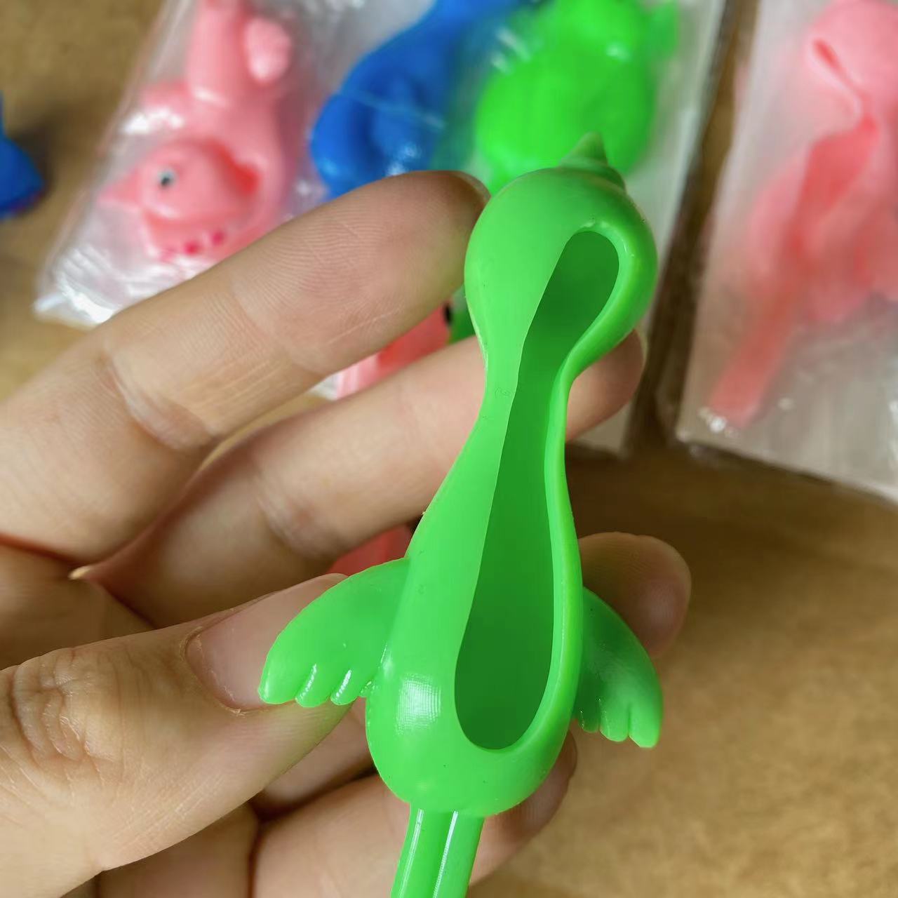 Catapulta de pollo de lanzamiento de pollo 2 yuanes tienda por departamento puesto al por mayor juguetes niños diversión elasticidad