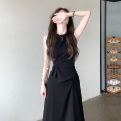 フレンチヘボンスタイルの黒のラウンドネックノースリーブベストトップスとスカートの夏用ユニークで美しいウエスト絞りツーピースセット