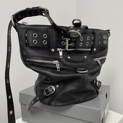 2023新品潮網紅同項ファッション百合暗黒リベット重工機関車バケツシングル肩斜めショルダーバッグ女