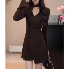 【梧桐花市】气质小众不规则交叉V领连衣裙女秋季2025新款短款女