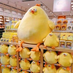 鶏のぬいぐるみのぬいぐるみの人形の女の子のベッドで寝ています。