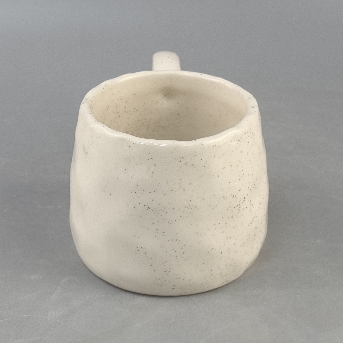 Taza de cerámica de punto de pulverización de oreja larga de viento simple, diseño de nicho, taza de café de cerámica, personalización de alta gama universal para parejas