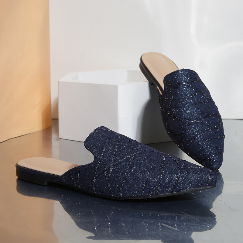 Damsandaler med bullhuvud och halvklackar bär en platt mullersko_voghion.com