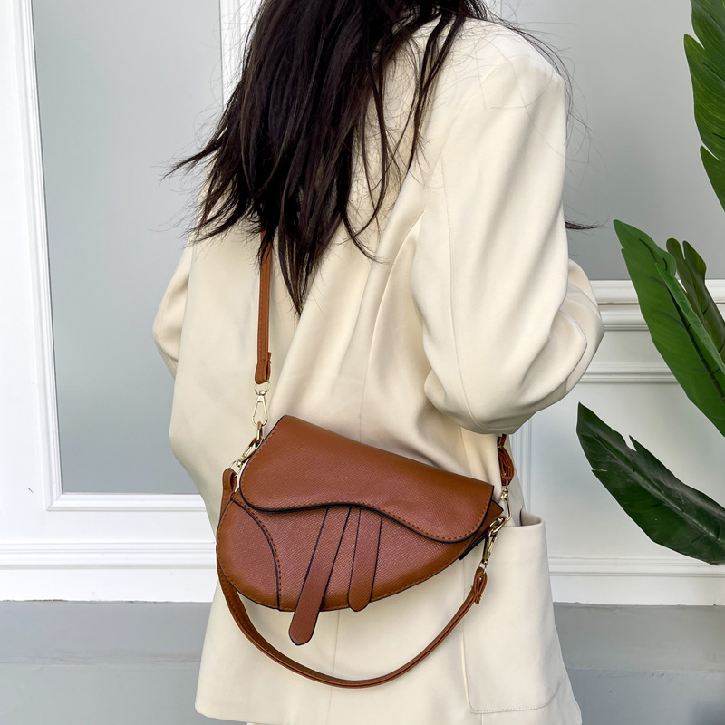 캐주얼 서양식 여성 어깨 크로스 바디 백 여성 2023 겨울 새 패션 캐주얼 안장 가방 한국식 트렌디 백