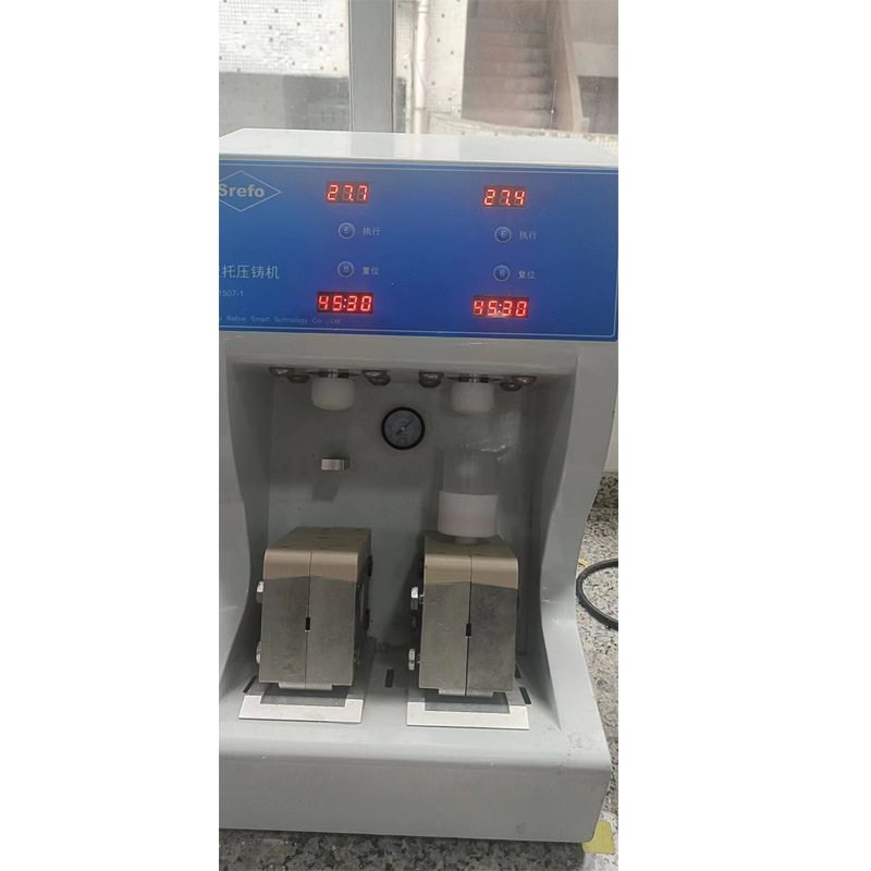 Sistema de inyección de prótesis dentales por adsorción, máquina de moldeo por inyección con bandeja para técnicos dentales.