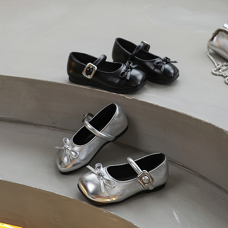 Glänzende silberne Mary-Jane-Ballerinas für Mädchen mit Schleifendetail, leicht, ideal für Schule und Party, mit praktischem Klettverschluss_voghion.com