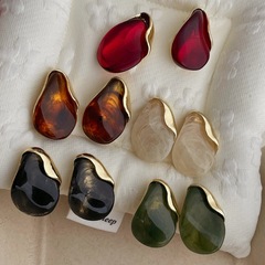 高級感の雰囲気の琥珀色の樹脂のピアスの女性の軽い豪華な小さい大衆の金属はイヤリングの2025の新型の耳の装飾品をつなぎます。