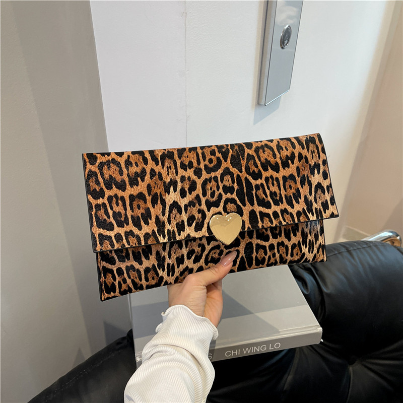 Temperamento bolso de mano con estampado de leopardo 2025 nuevo estilo estilo occidental moda de este año textura simple hermoso bolso cuadrado pequeño simple