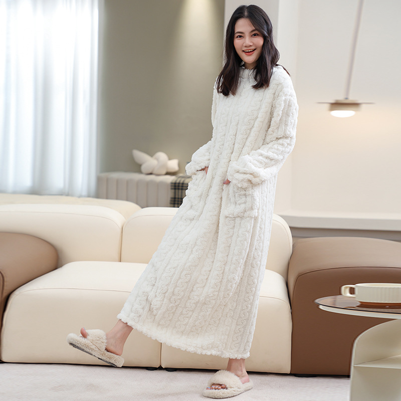 サンゴのパジャマの女性は秋冬に厚くて暖かいです。