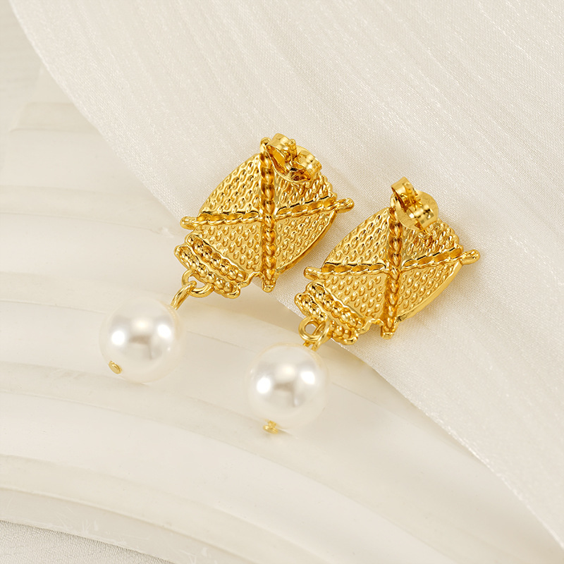 Pendientes de perlas de acero de titanio con sentido de textura tejida de nueva moda Pendientes de acero inoxidable chapado con sentido de diseño de estilo ins