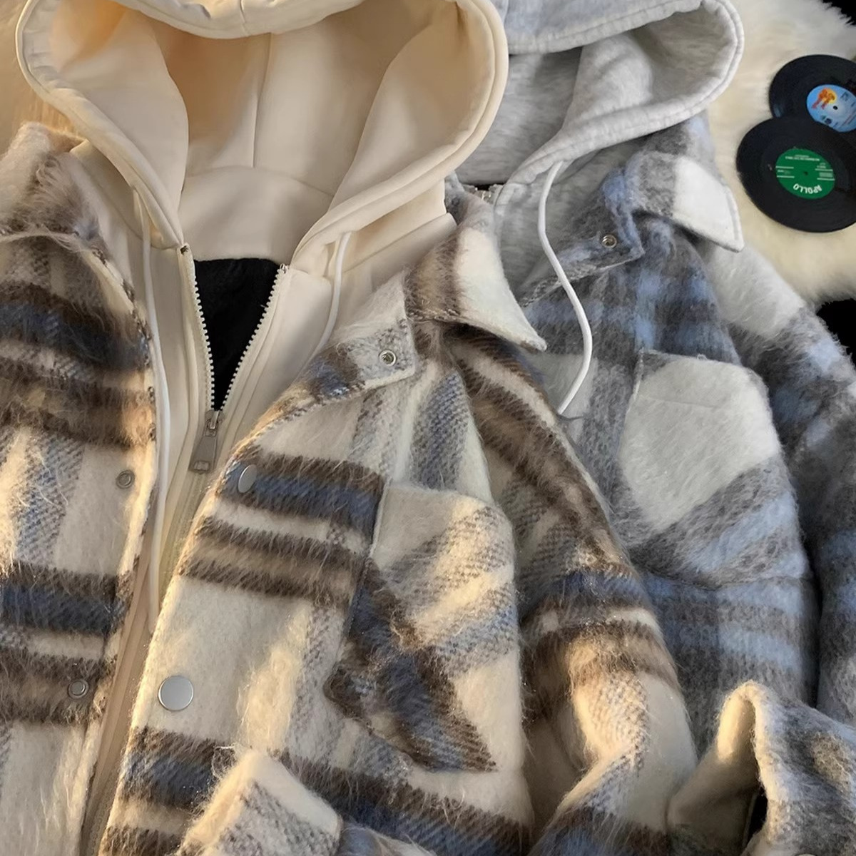 Nuevo estilo americano otoño e invierno falso chaqueta a cuadros de dos piezas para hombres, chaqueta con capucha de estilo de pareja de fragancia pequeña de alta gama para hombres