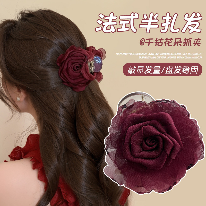 Caro con rosa roja clip de agarre para mujeres 2025 nuevo toque de cabeza de flores de super hadas explosión clip de tiburón