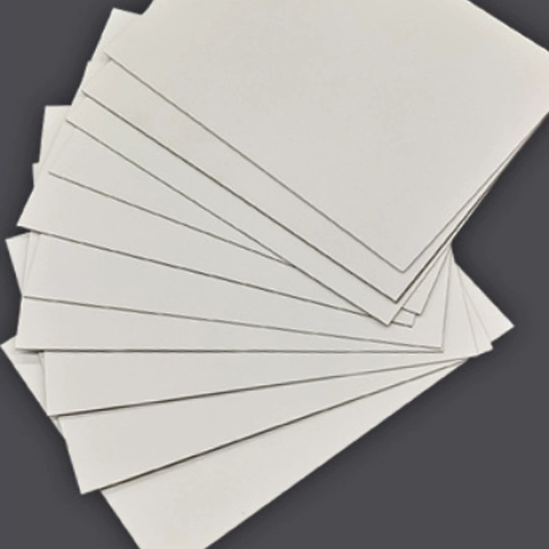 Картонная двусторонняя белая картонная одежда по индивидуальному заказу, упаковка для одежды, упакованная в двустороннюю белую картонную бумагу, картон А4 оптом