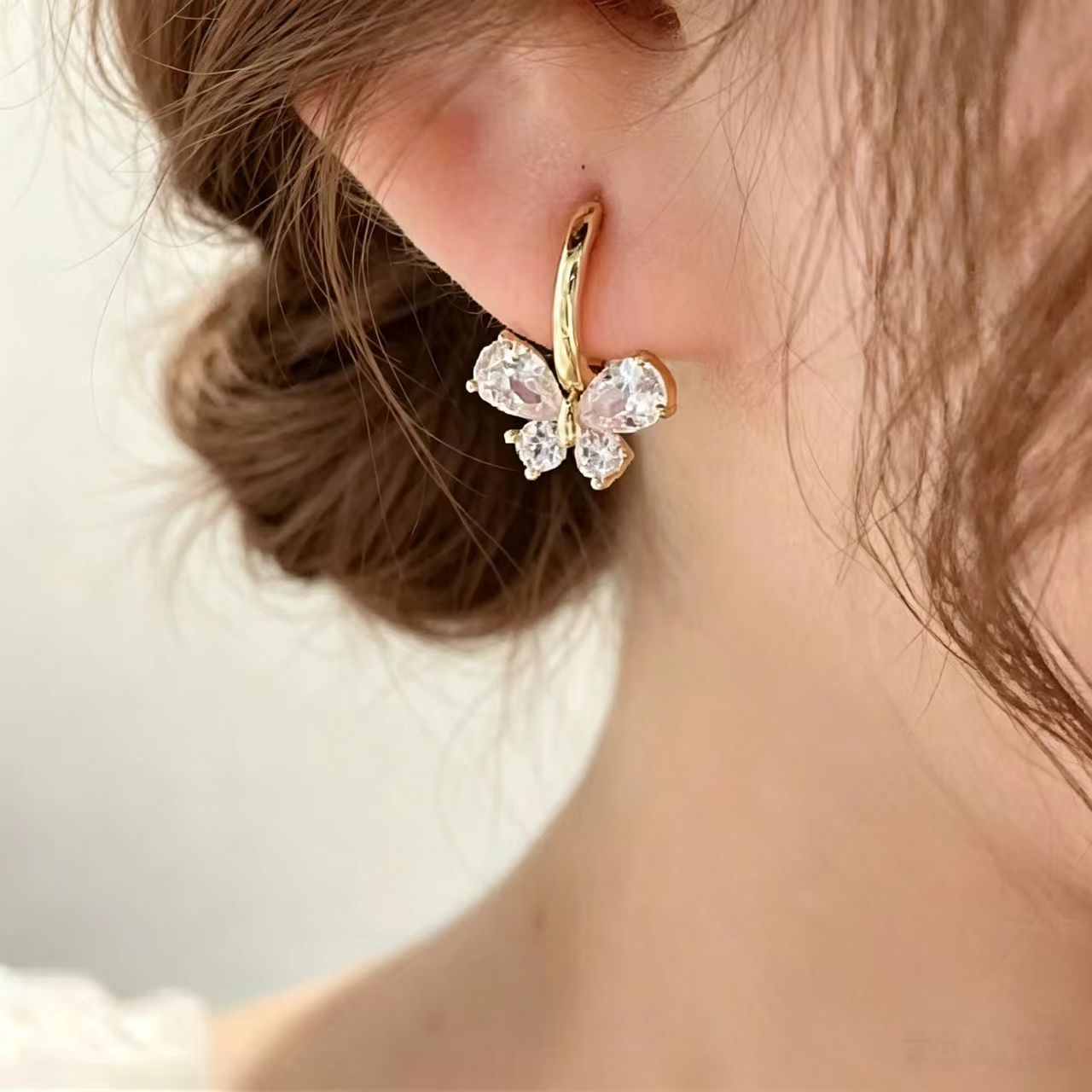 Nuevo estilo de moda mariposa circón hebilla de oreja mujer pequeña celebridad de Internet temperamento pendiente diseño de nicho pendientes de moda de alta gama