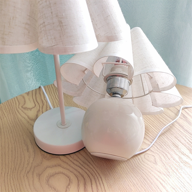 Lámpara de mesa para niños de decoración de cabecera de tela de pétalo de cerámica de metal de estilo japonés transfronterizo Apartamento B & B lámpara de mesa de dormitorio