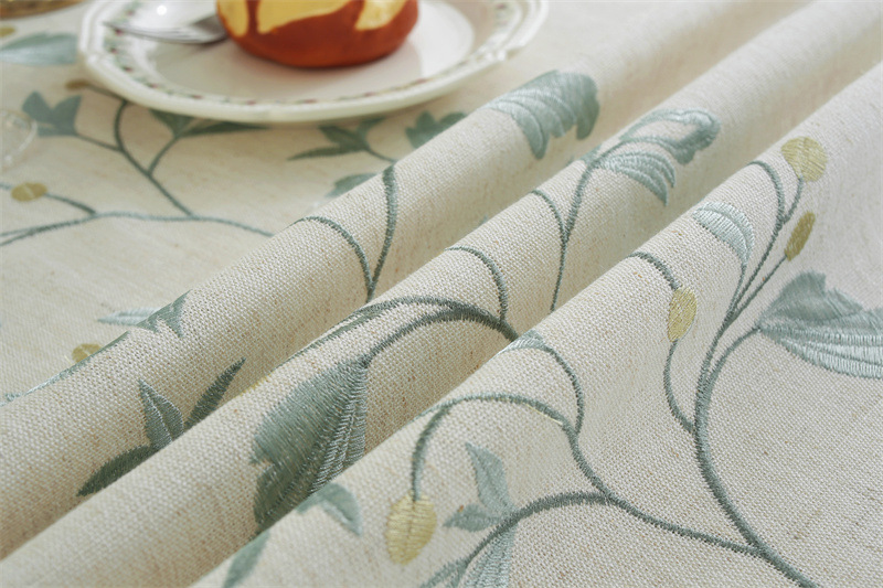 Nappe vintage à fleurs rouges en jacquard avec pompons_voghion.com