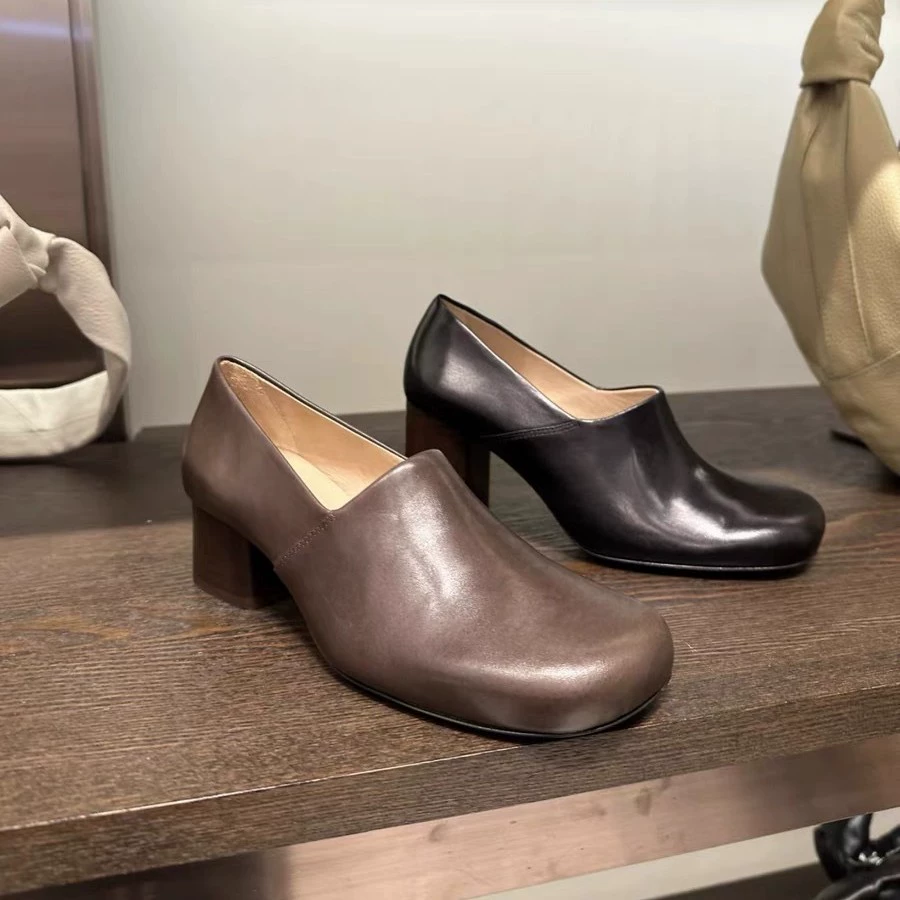 Версия из овчины ~ Очень простой стиль круглые туфли с глубоким ртом женские толстые каблуки на высоких каблуках 2025 новая нишевые туфли монахов весной