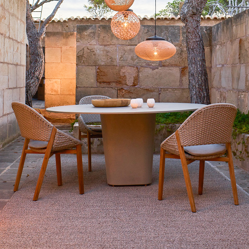 Mesas y sillas de teca para exteriores, muebles de madera anticorrosivos para patio de villa, conjunto de sillas de ratán de madera maciza para ocio al aire libre en hoteles.