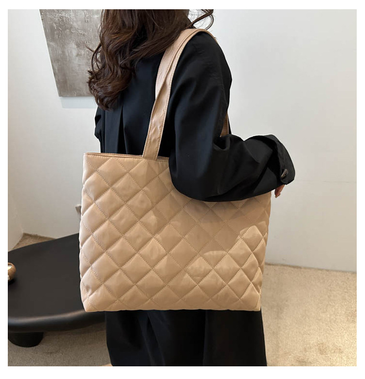 A new large-capacity diamond-shaped commuter handbag and fashionable single-shoulder tote bag for women in the niche cotton-padded jacket bag for autumn and winter 2024 undefined