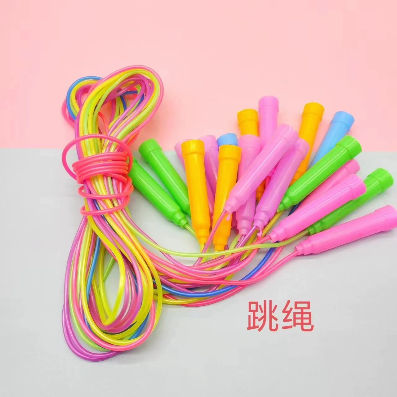 Учащиеся начальной и средней школы сдают экзамен по спортивной скакалке