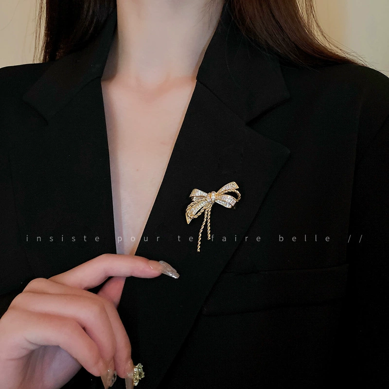 Rabbit with zircon with bow, fashionable universal cute design brooch lapel pin, light luxury style, trend of season