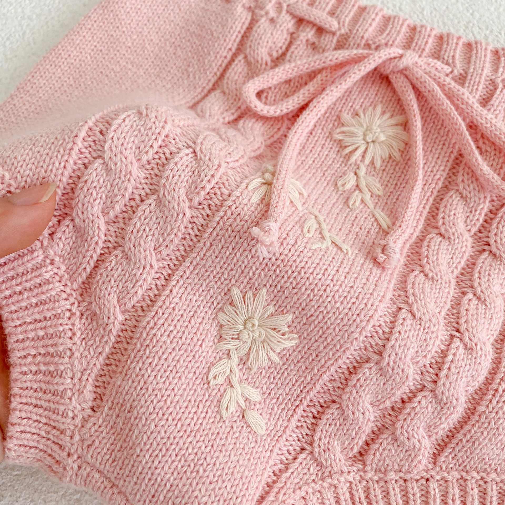 Hierscht 2024 Baby a Meedchen gestrickte handgestickte laangärmlech Top+Hosen+Hutt 3-Stéck Set_voghion.com