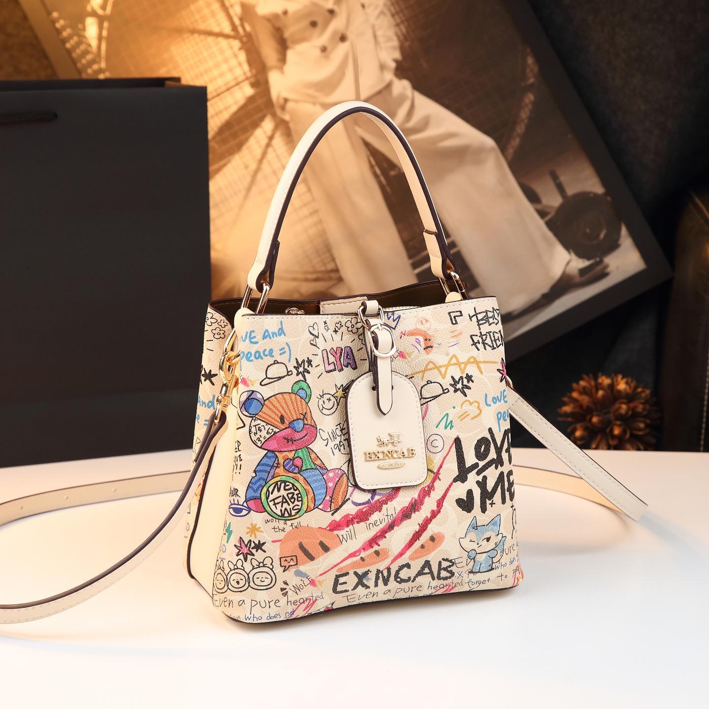 Túi bucket nữ da thật vẽ graffiti gấu đáng yêu, đeo chéo hoặc xách tay — màu trắng ngà, Gạo với mận