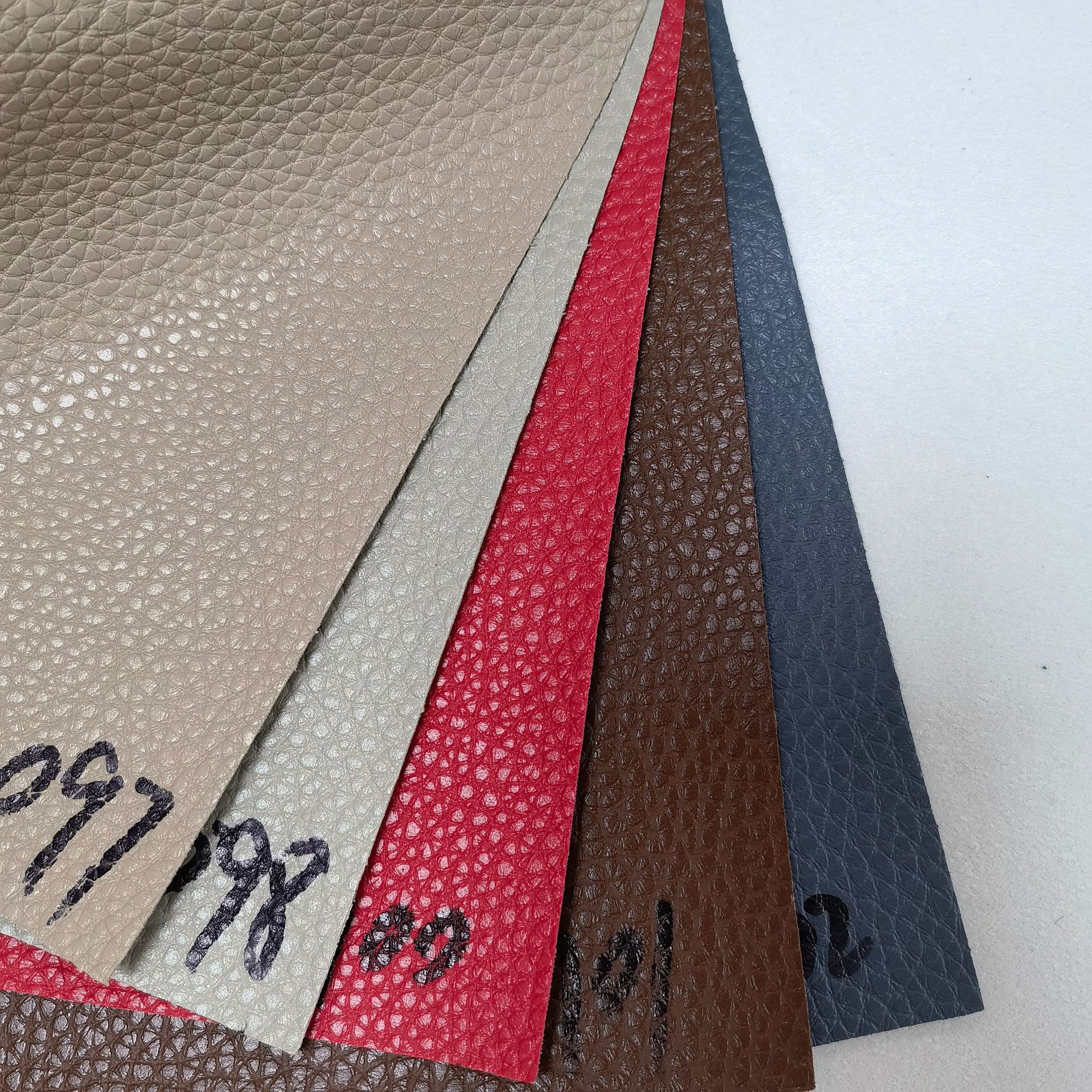 pvc皮革面料荔枝纹箱包皮革 软包装饰皮革PVC人造革批发耐磨鞋材-阿里巴巴