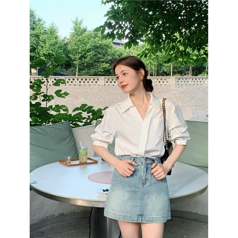 Французская высококачественная белая рубашка с v-образным вырезом и короткими рукавами для женщин в летнем нишевом дизайне, шикарная и красивая элегантная рубашка с лацканами