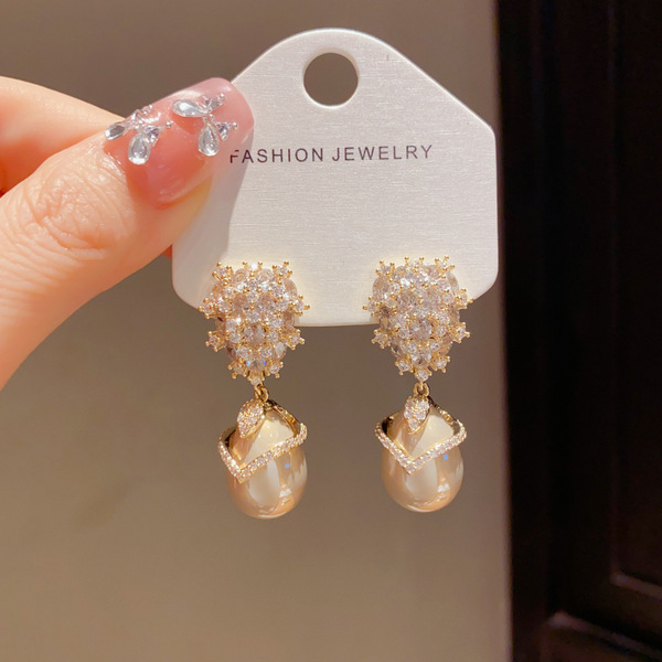 Elegant shiny retro earrings pearl with zircon