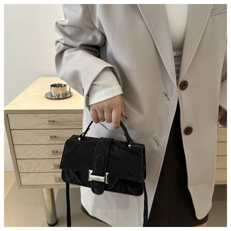 2024 New style women's trendy, fashionable and high-quality single-shoulder handbag, autumn commuting crossbody small square bag undefined