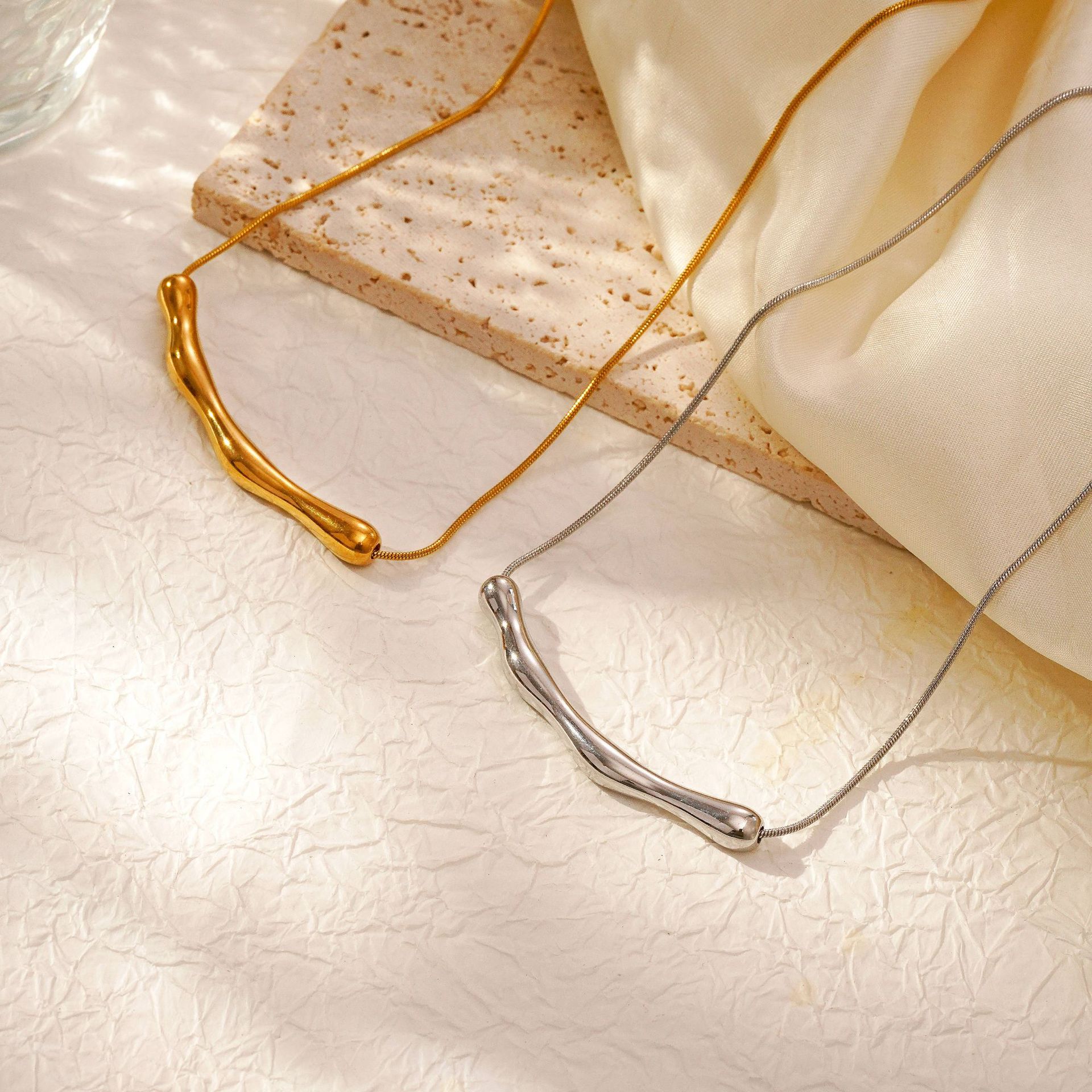 Coreano colgante de collar de plegado irregular estilo de invierno y otoño nuevo nicho de diseño de alta calidad cadena clavícula para mujeres