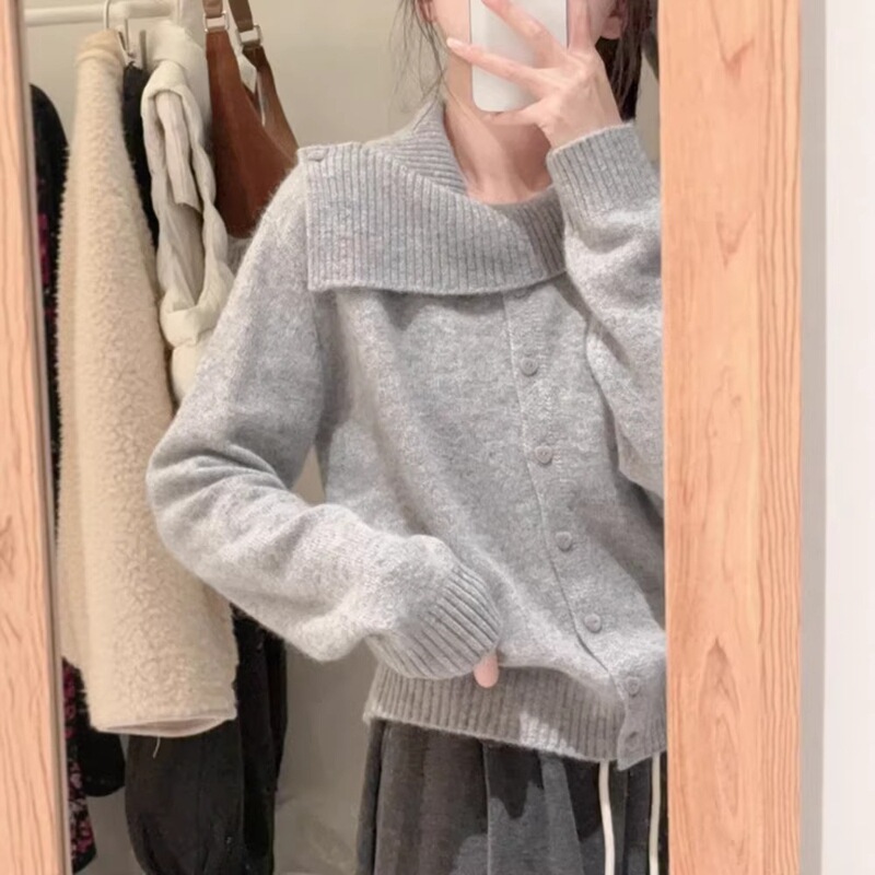 Stylish and attractive gray cardigan with a turn-down collar, perfect for early autumn. This uniquely designed, asymmetrical, short cardigan exudes a chic and sophisticated vibe Stylish and attractive gray cardigan with a turn-down collar, perfect for early autumn. This uniquely designed, asymmetrical, short cardigan exudes a chic and sophisticated vibe