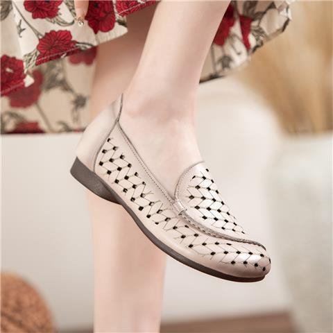2026 primavera y verano nuevos zapatos de madres de mediana edad sandalias de cuero suave retrógrado respirado anti-deslizante zapatos agujeros planos