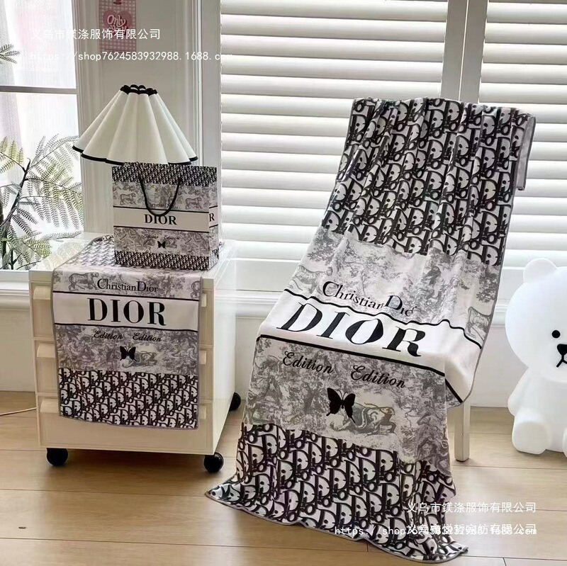 New trendy cross-border bath towel and towel two-piece set, foreign trade brand, ultra-fine fiber printed beach towel, gift wholesale New trendy cross-border bath towel and towel two-piece set, foreign trade brand, ultra-fine fiber printed beach towel, gift wholesale