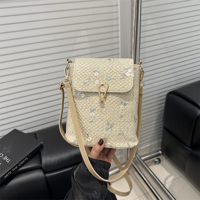 Bolso de paja para mujeres 2025 primavera nueva simple pequeña flor de encaje fresco tejido bolso de hombro mochila