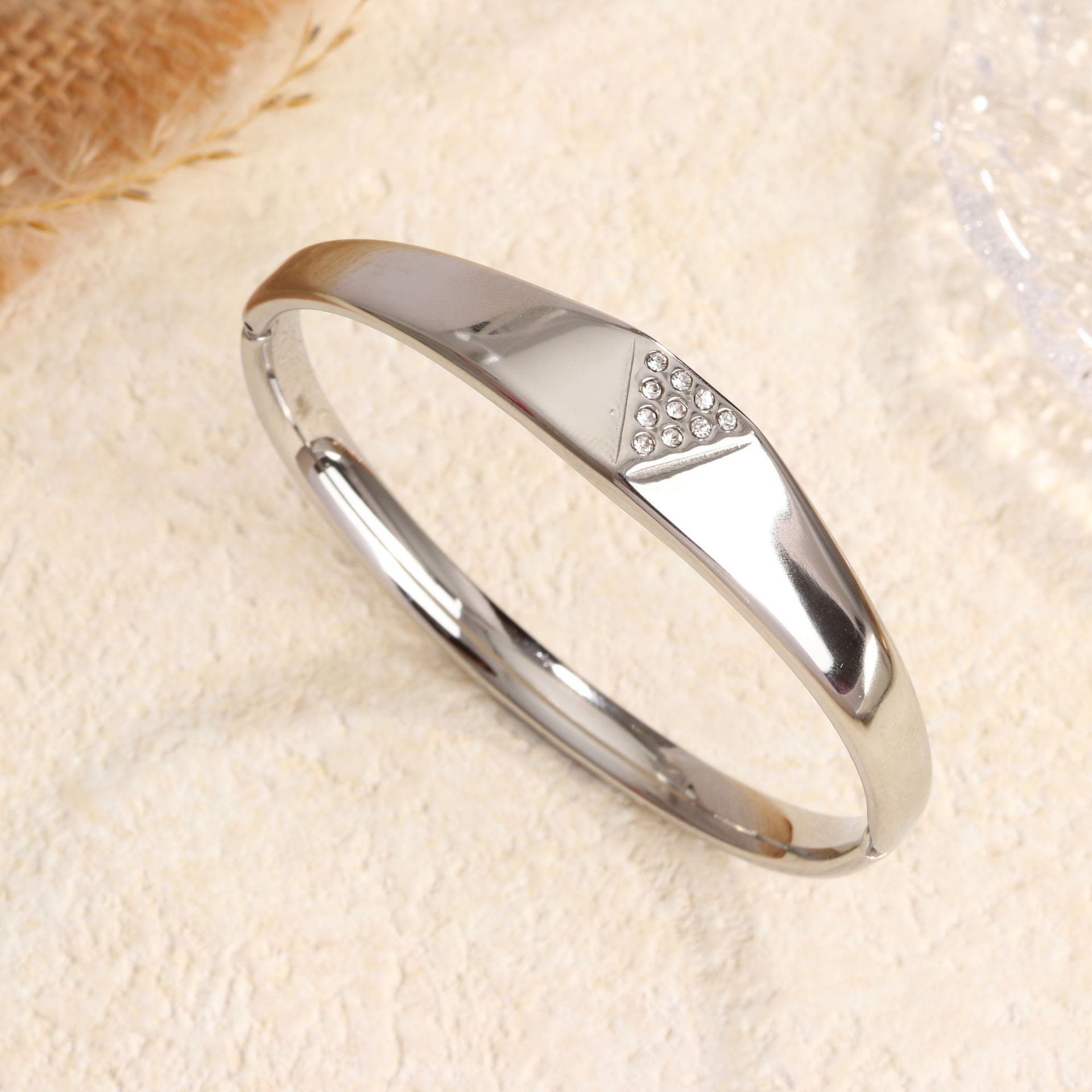 86 캐스트 V자형 다이아몬드 팔찌 스틸 컬러