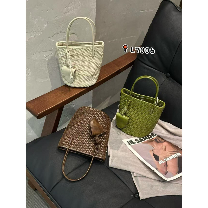 Sailinvis genuine leather hand-woven bucket bag, niche design, versatile for commuting, can be carried as a handbag or worn as a crossbody bag Sailinvis genuine leather hand-woven bucket bag, niche design, versatile for commuting, can be carried as a handbag or worn as a crossbody bag