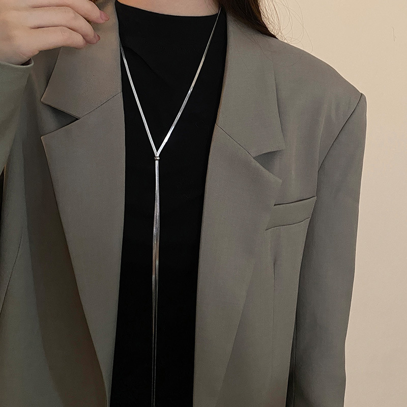 [collar de acero de titanio dorado + acero] collar de amor de nicho con cadena de clavícula avanzada en la moda de lujo ligero femenino