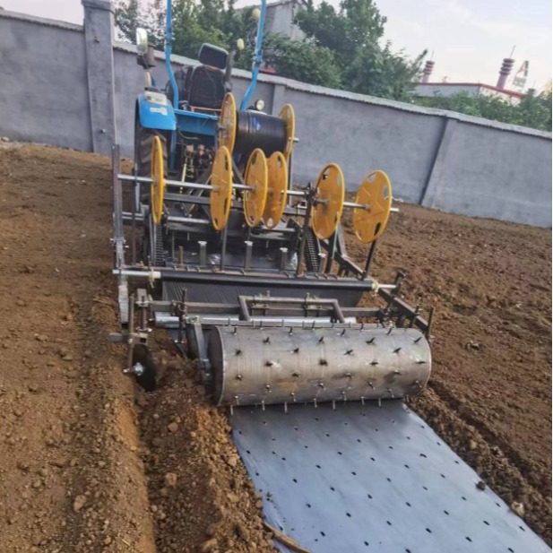 Máquina integrada de perforación de película de ajo para plantación estandarizada, ahorro de tiempo y mano de obra