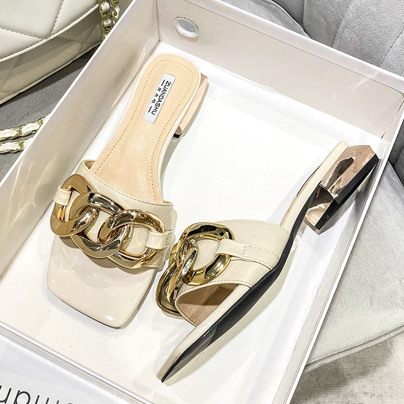 Женские босоножки на высоком каблуке с цепочкой, 2025 года выпуска, нишевые модели для весны и лета, универсальные уличные шлепанцы, удобная и многофункциональная женская обувь.